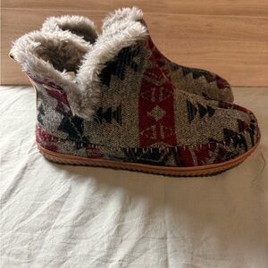 Dearfoams Mens Brixen Energy Cozy Fur-Lined Slippers